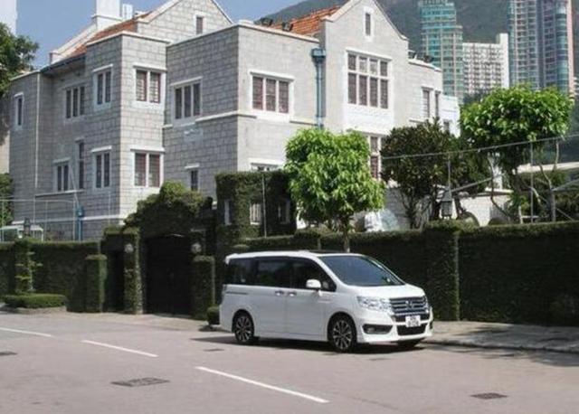 郭晶晶霍启刚豪宅:大门围墙被绿植包围,户外大草坪一望无际