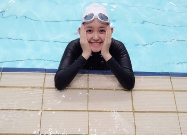 蒋依依晒游泳照当她湿发出水那一刻求你别再化妆了