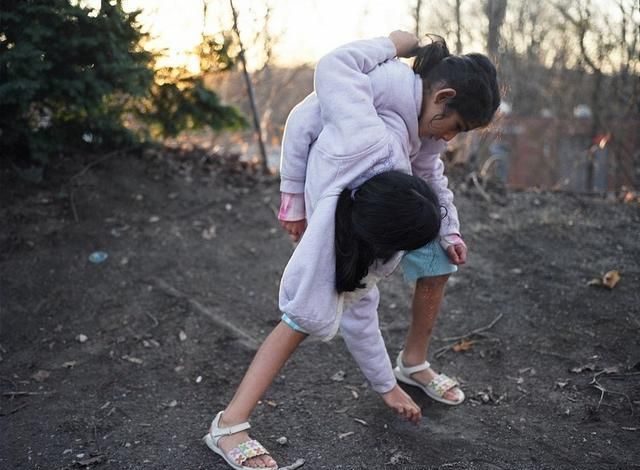 靠展览为生的连体姐妹,嫁给同一个男人