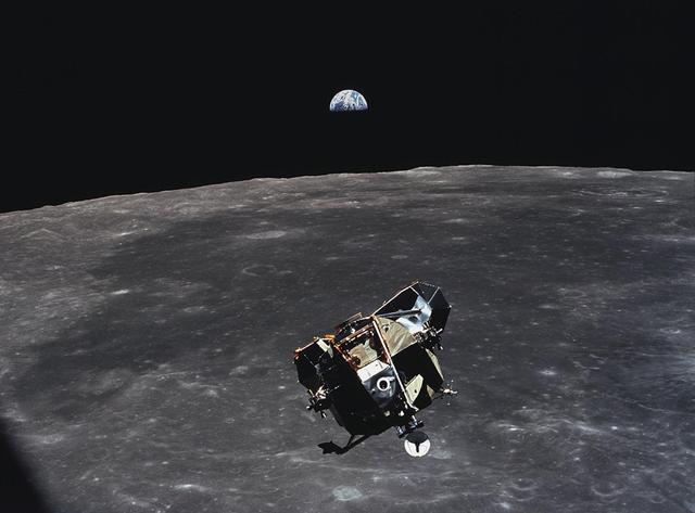 在阿波罗13号飞向月球的过程中,飞船上的氧气罐突然发生了爆炸,导致