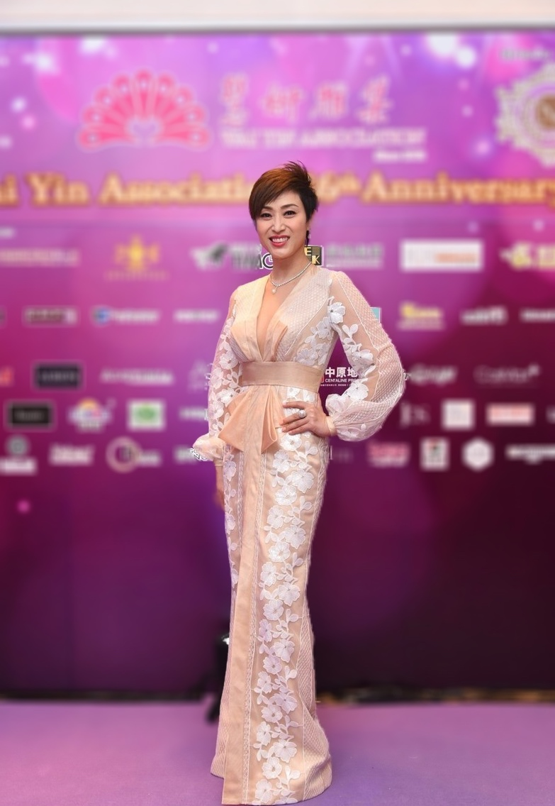 陈法蓉真是不老女神!一袭裸色连衣裙高贵优雅,大秀曼妙凹凸身材