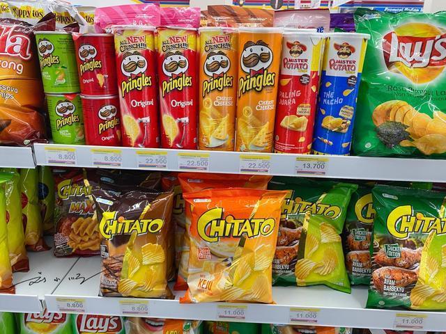 中国游客在国外逛超市看到零食区时忍不住感叹外国人真可怜