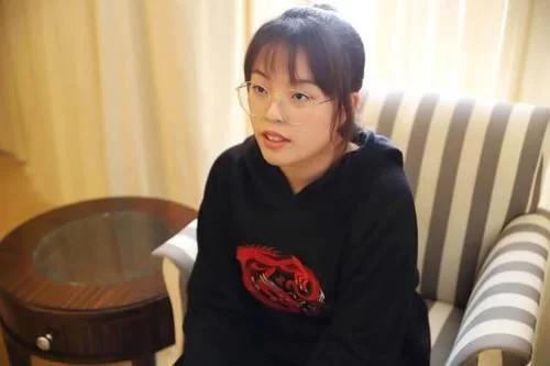 然而种子选手贾铮硬是在中期对上了另一位大boss刘美麟,两位冠军侯选