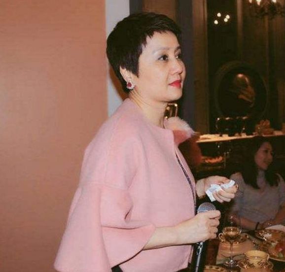 四太梁安琪年轻照曝光!一头短发穿蓝色开衫显清纯,60岁时依然美