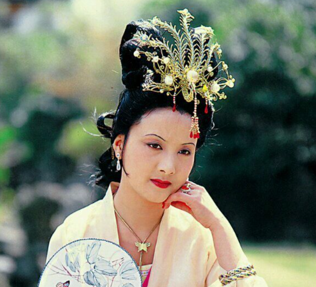 如此复杂的角色关系,如此多变的人情世故,王熙凤都能玩得顺,为何偏偏