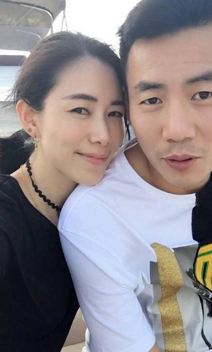 即使王剑群产下了一个孩子,但是她的身材还是不减当年,并且颜值不输