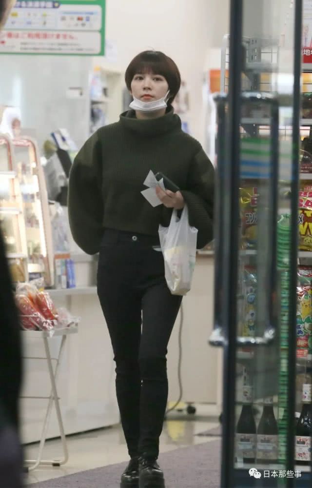 而这位竹内凉真的熟人还透露,吉谷彩子被赶走以后,差不多这个时间段里