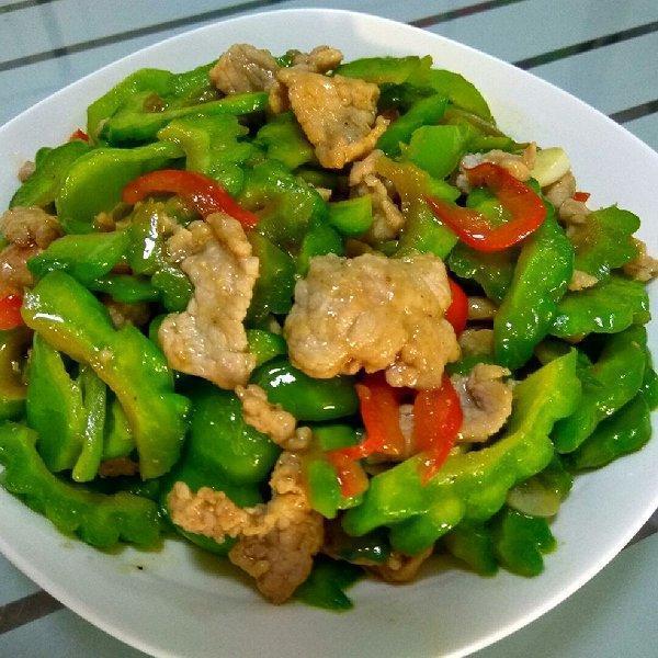 五花肉炒苦瓜立马下锅就错了怪不得苦瓜又黄又黑早懂早受益