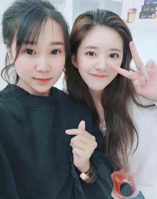 赵露思蒋依依一起做指甲,谁注意依依手的位置?素养是装不出来的