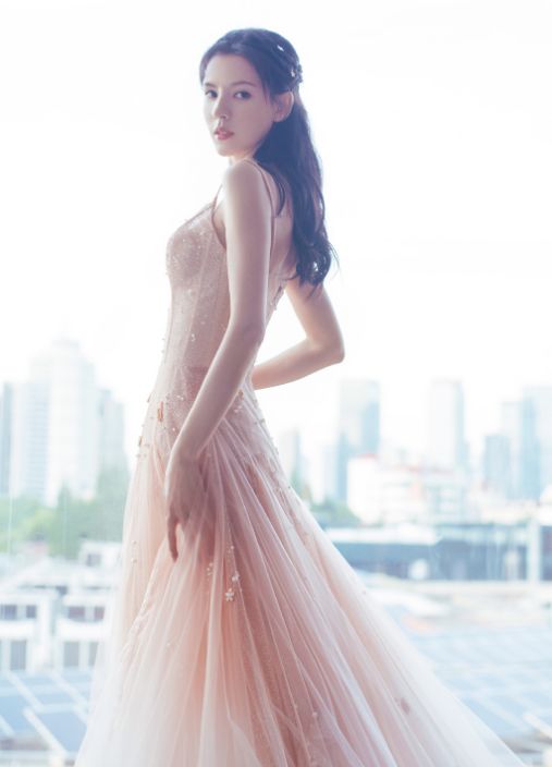 张予曦无痕液体裙现身当她回眸一笑那刻男粉非她不娶