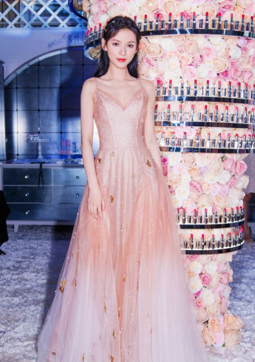 张予曦无痕液体裙现身当她回眸一笑那刻男粉非她不娶