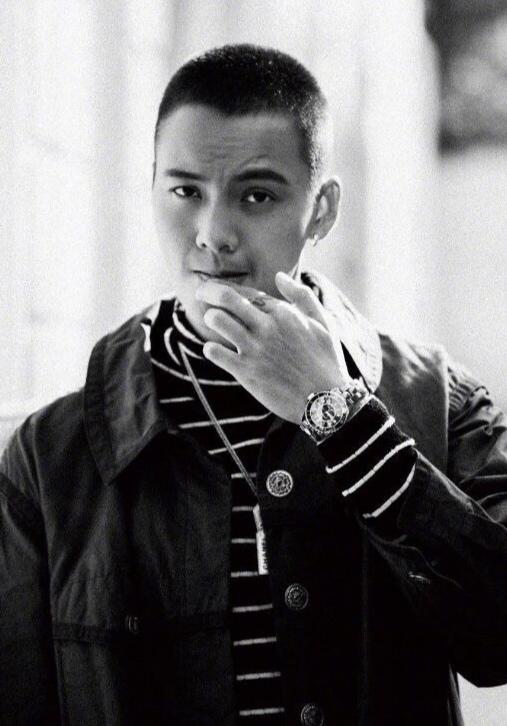 陈伟霆寸头造型尽显硬汉本色张艺兴偏爱衬衫青春时尚