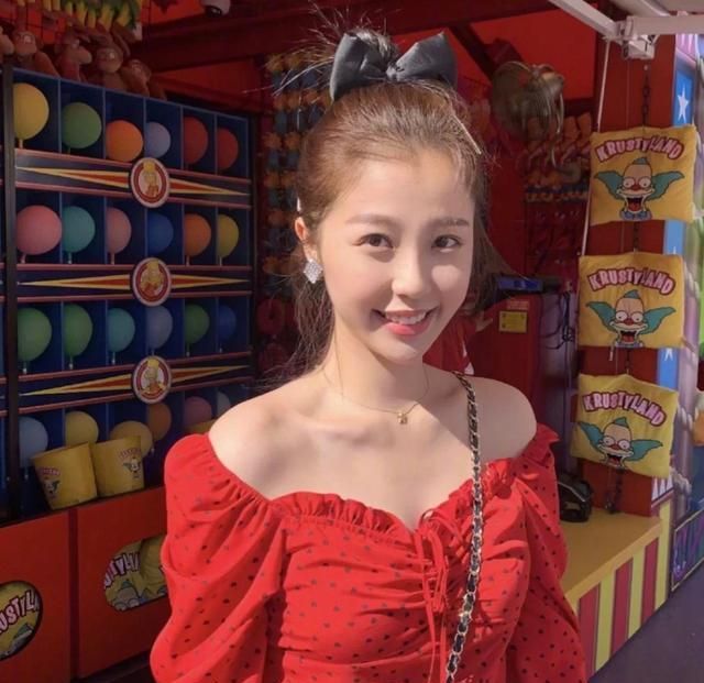 谁说虞书欣只能可爱半露香肩神似jennie禁欲清冷