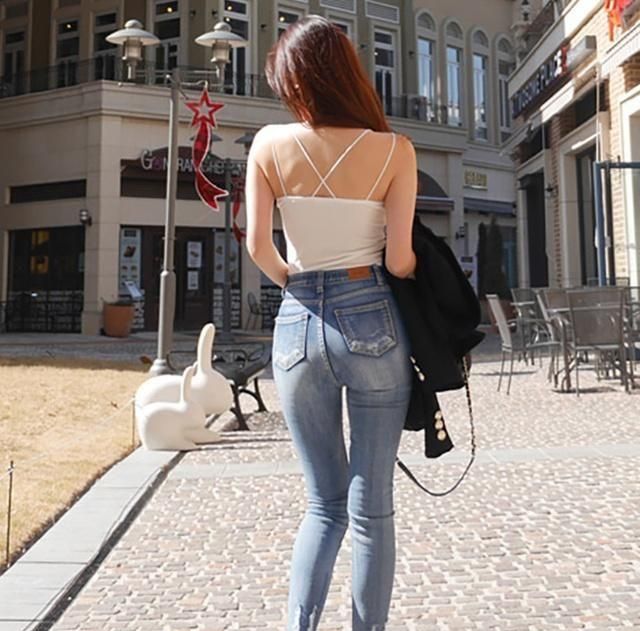 牛仔裤美女随着生活推进我们总会变得知性而成熟