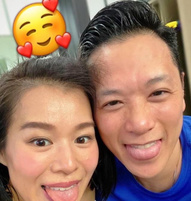 胡杏儿与老公李乘德户外烧烤,小两口搭配默契夫妻相十足