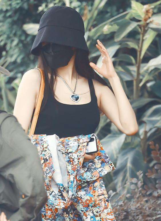 33岁杨幂穿黑色背心现身,当她抬起手瞬间,看清腋窝:观众傻眼了