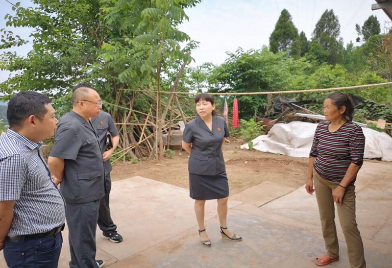 王晓燕:履新只身忙调研,脱贫攻坚上一线