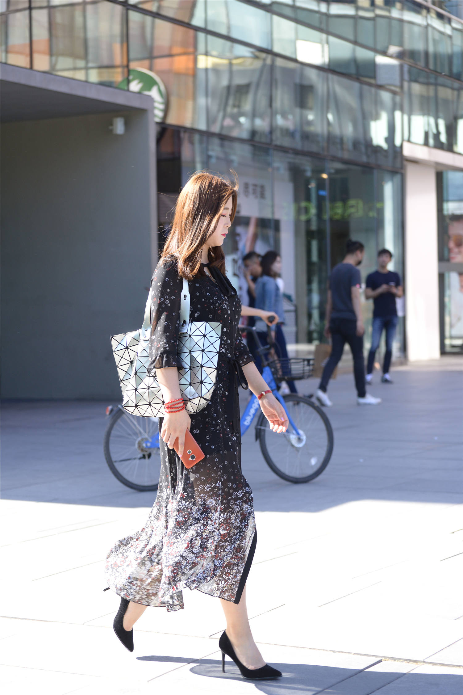 黑色渐变印花长裙,搭配一双高跟鞋,适合30岁的女士穿搭