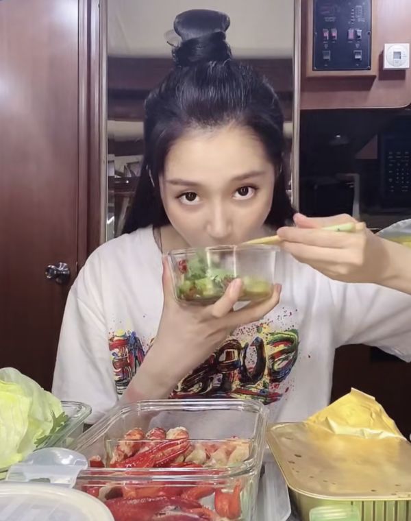 关晓彤秀吃播,网友关注点却在翘起的双眼皮贴,真怕一眨眼掉碗里