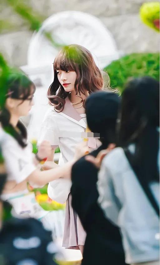 "放飞自我"刘梦参加选秀,放弃帅气形象,穿jk,戴大波浪卷发