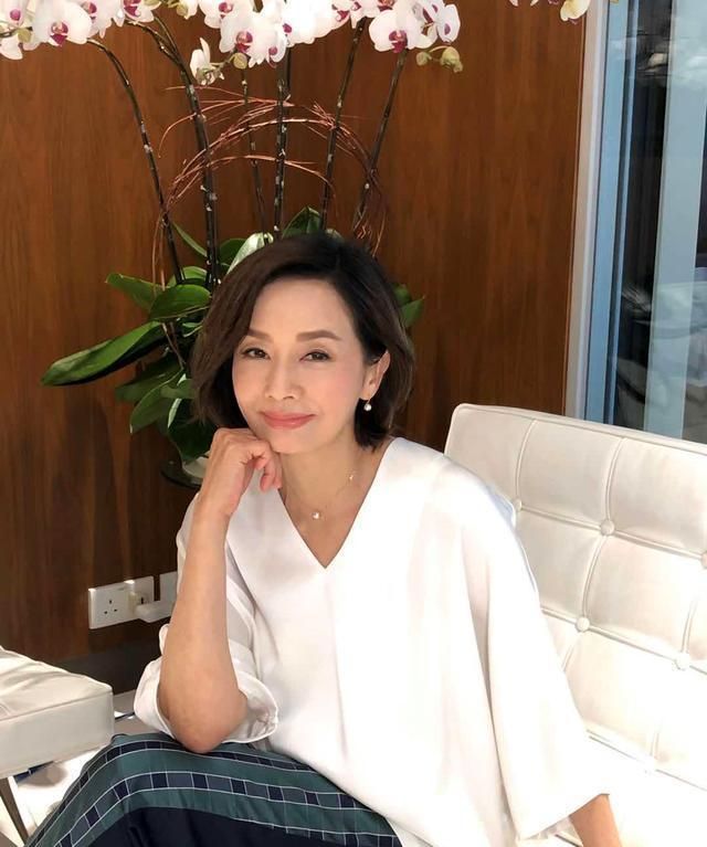 张国荣爱过的毛舜筠也老了,穿大v领连衣裙配短发,老得真实更美