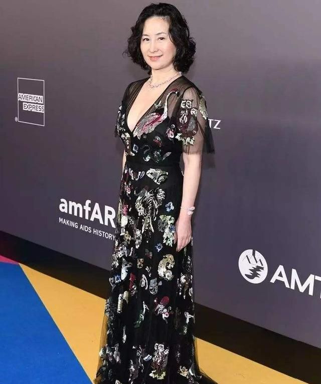 何鸿燊二房长女何超琼亮相,一身黑装朴素低调