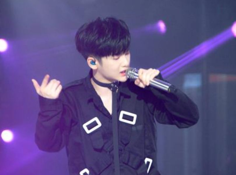 周震南女助理火了颜值超高媲美女明星脸贴脸热聊让女粉羡慕