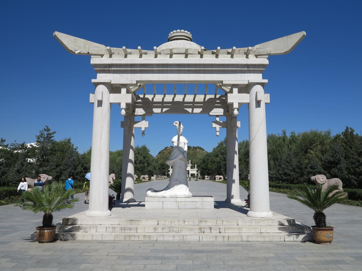 昭君自有千秋在,昭君墓