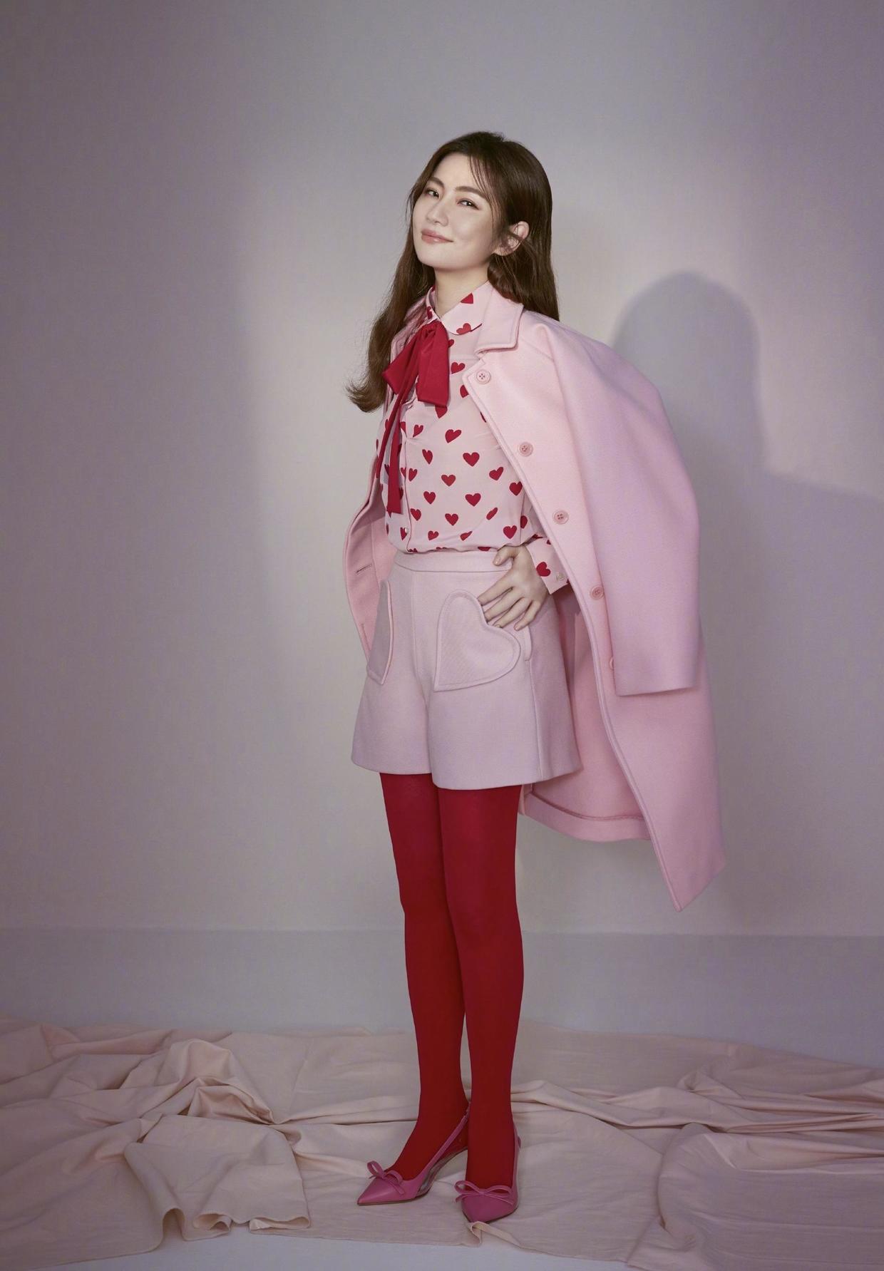 selina又美出新高度!深褐色连体裤配翻领风衣飒爽霸气,干练利落