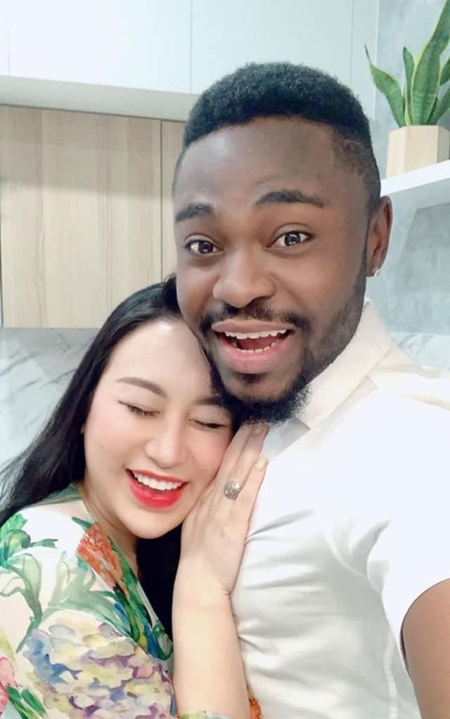 女子与黑人男友相爱9个月后结婚,称此前从未想过会嫁给外国人