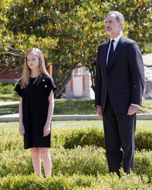 西班牙国王一家4口亮相不戴口罩小公主逆袭腿长碾压妈妈姐姐