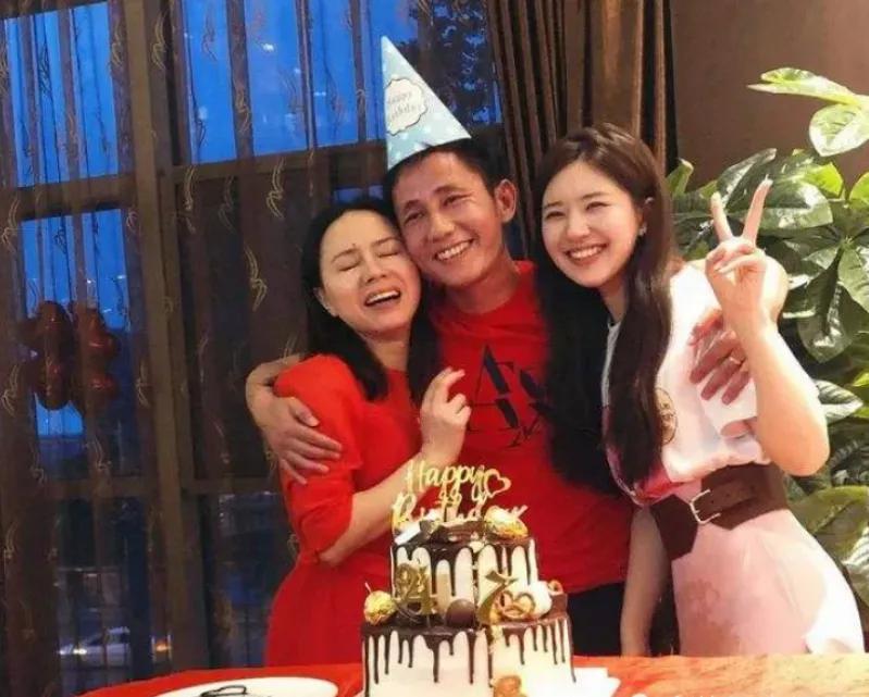 赵露思父母合照曝光,看到她父母颜值,明白为什么她长得那么可爱