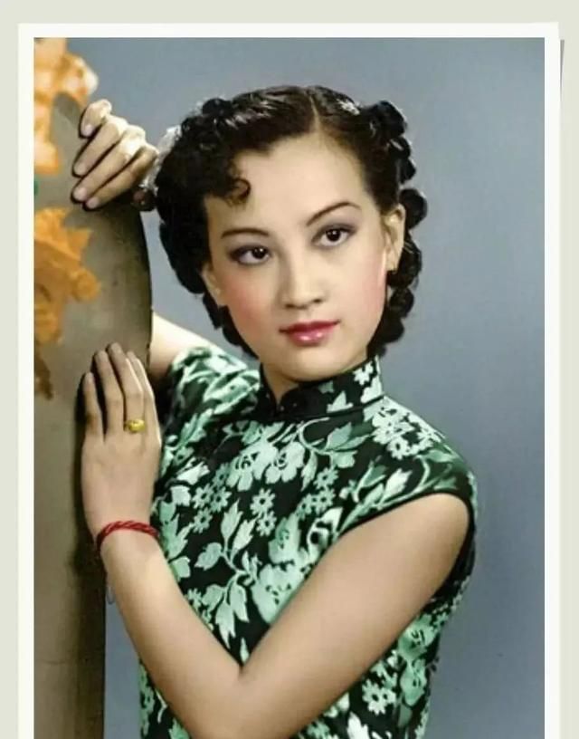 这个让成龙跪着颁奖的女人,是中国影史"美丽"传奇