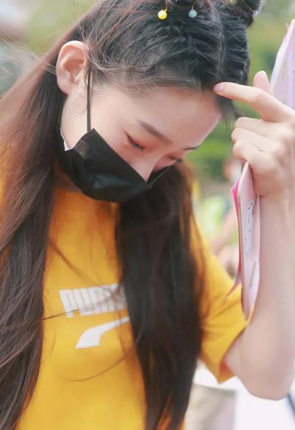 20岁张艺凡扎哪吒头上班当镜头拉近那刻发际线成亮点