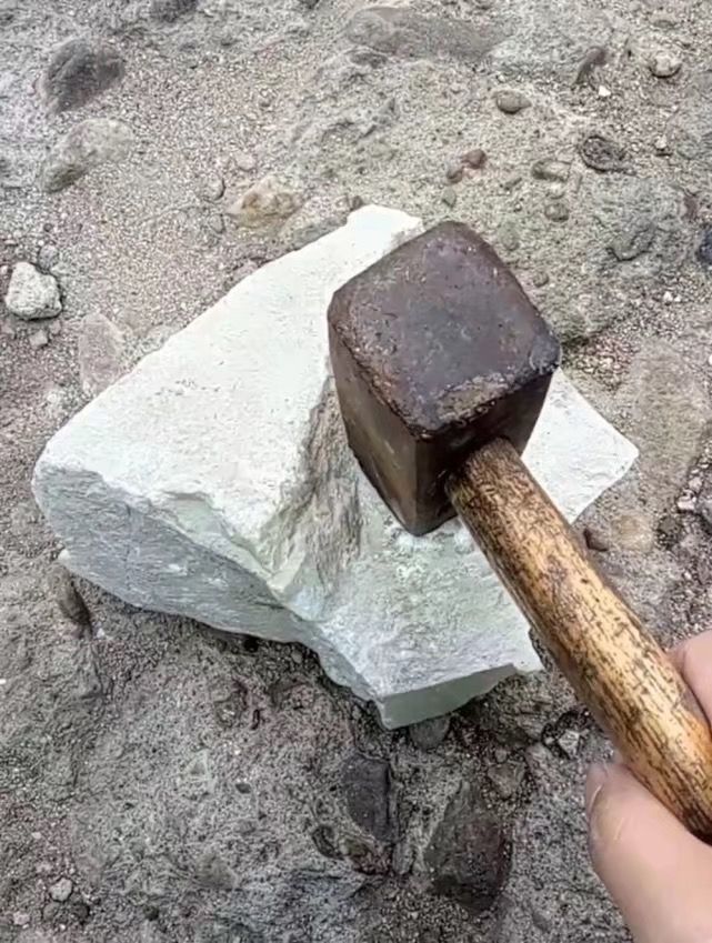 男子被石头绊倒,一时生气要把石头砸碎,最后却欲哭无泪