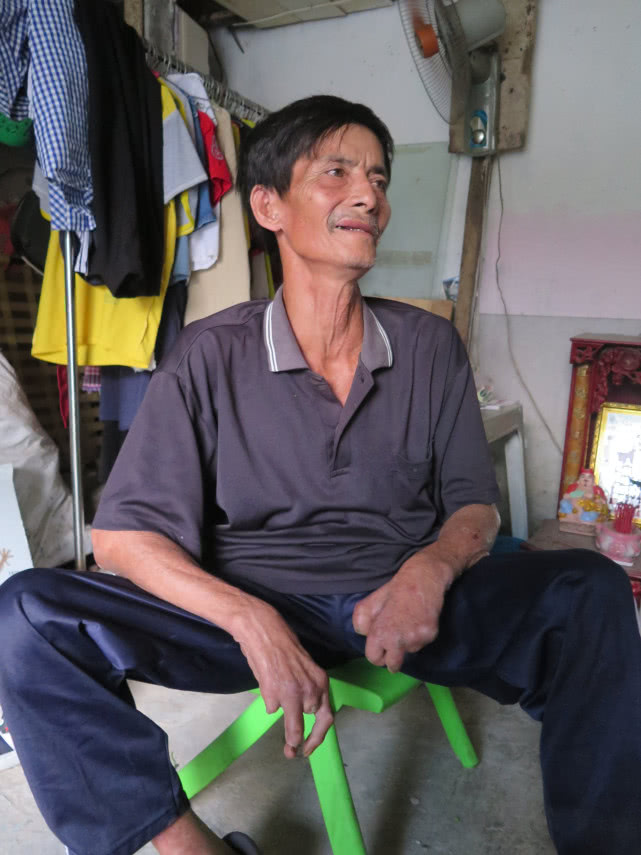 残疾男子独自养活9旬母亲和双胞胎孙子,4口家住临时搭建的房子