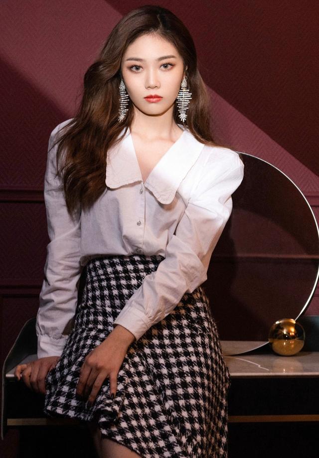 最终6位舞蹈老师,只有李紫梦和高直成功晋级了,而且她们都是第一批