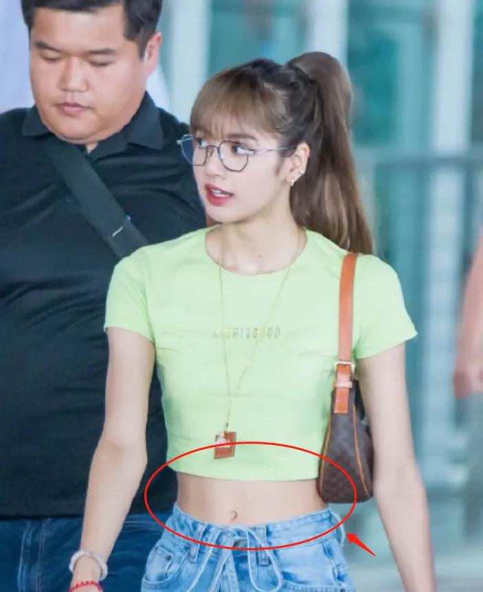 lisa穿露脐短衣被抓拍把腰部照片放大这芭比腰围爱了爱了