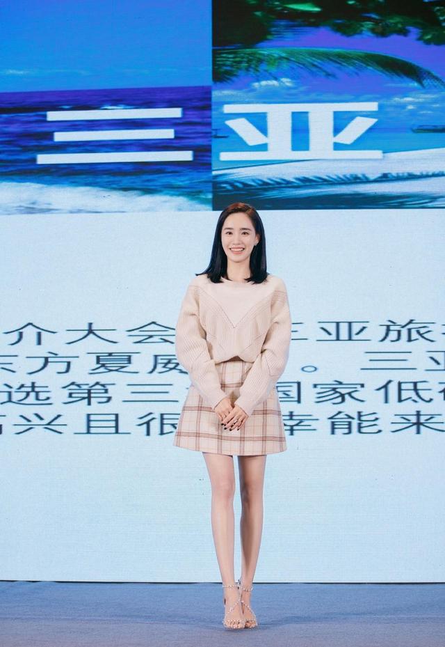 王智穿搭从来不跑偏,红色连衣裙中间绑1件衬衫,这么穿果然时髦