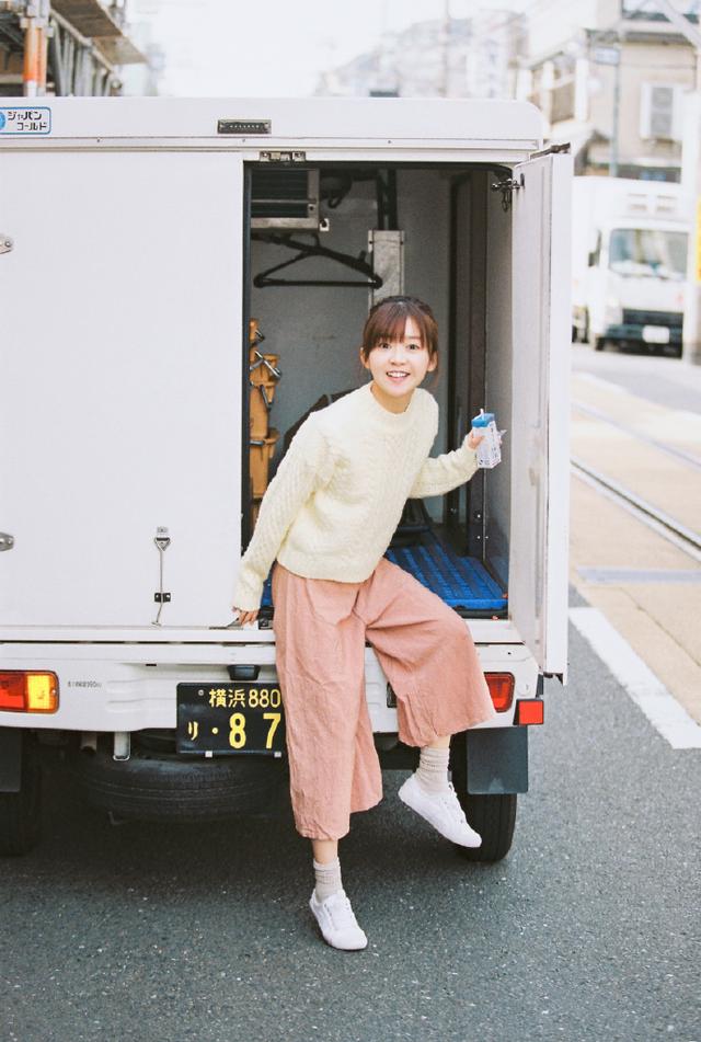 宋伊人气质清新脱俗,去旅游简单穿条纹t恤,配牛仔阔腿裤好时髦