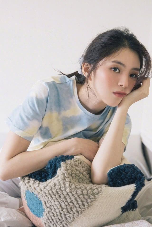 《夫妻的世界》反派女二,韩素希演绎清纯穿搭,依旧难掩好身材