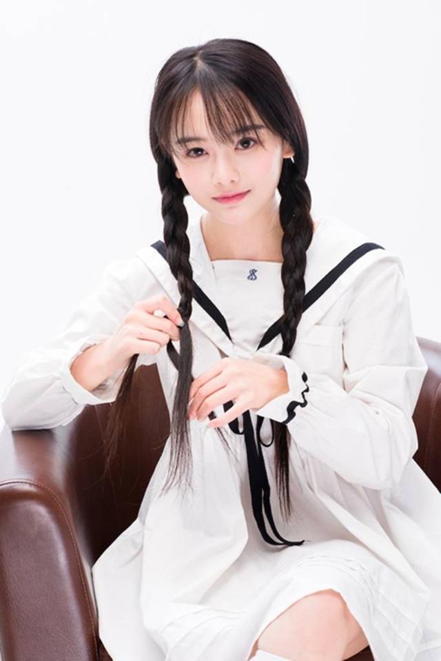 "清纯女神"南笙,从网红成为明星,绿色印花裙穿着清新甜美感