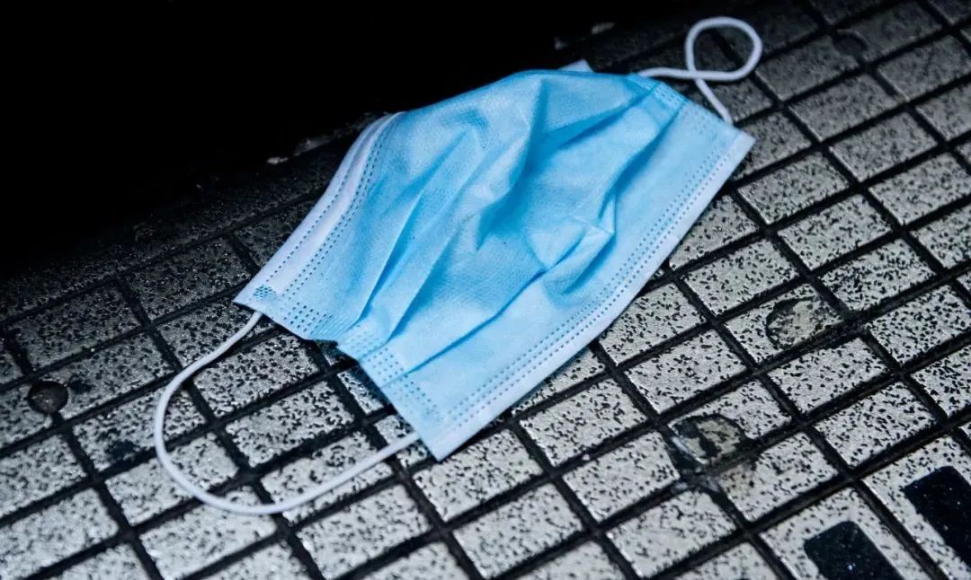 才解封两周海里就飘着废弃口罩和手套