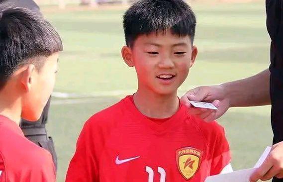 中国天才足球小将,被董路认作干儿子,恒大曾开出1亿违约金