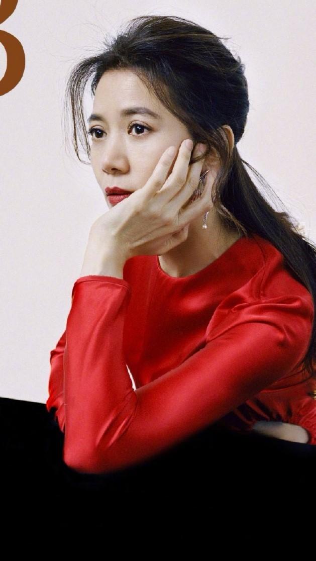 48岁袁咏仪魅力十足,面对偶像化身追星女孩,网友:靓靓姐太可爱