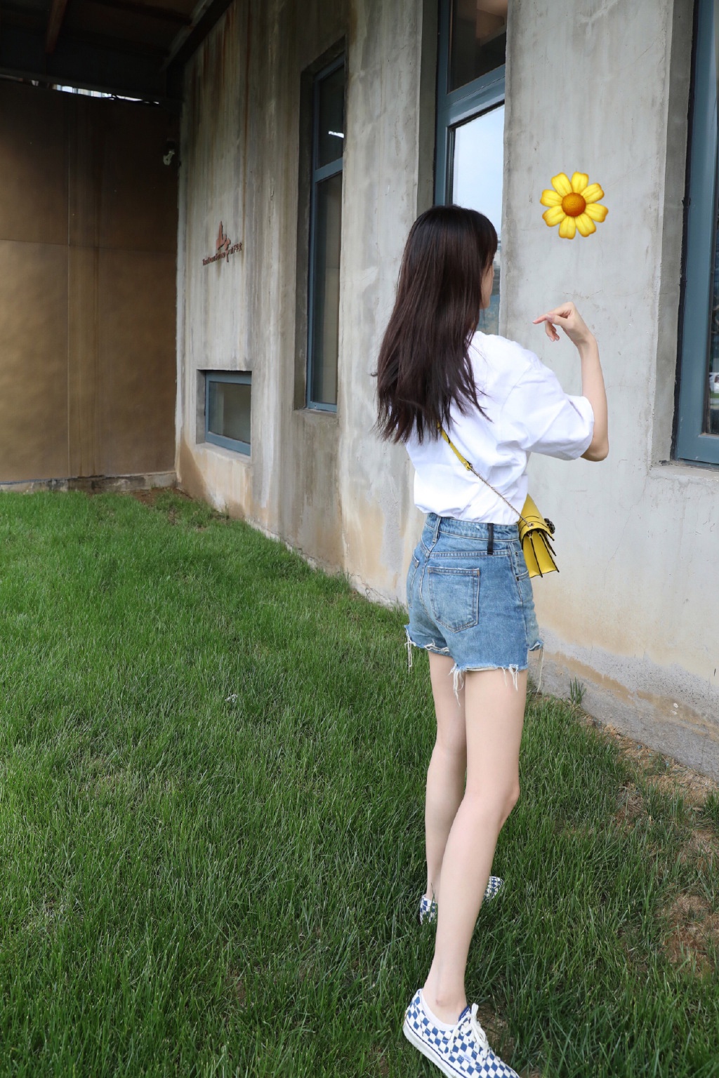 袁冰妍宽松t恤"塞成"露脐装,配短裤更显腰细