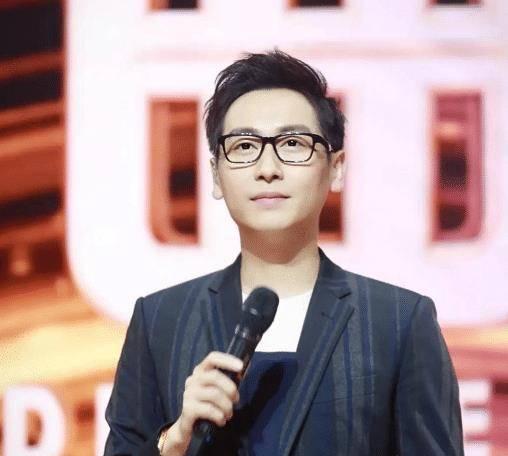 台上同为主持人,台下却是真夫妻,相爱多年0绯闻,今成圈中模范