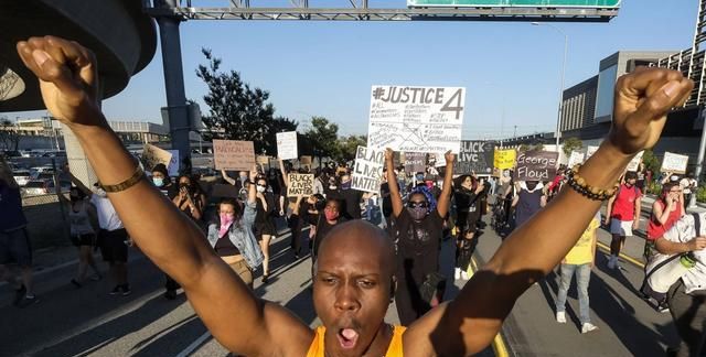 美国警察暴力执法致黑人死亡引发示威,抗议者当街烧美国国旗