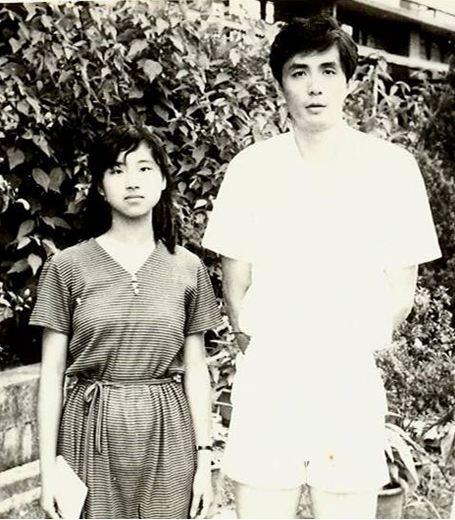 汪嘉伟曾在日本体育大学深造,年轻时人气非常高,1米93的身高,俊俏的