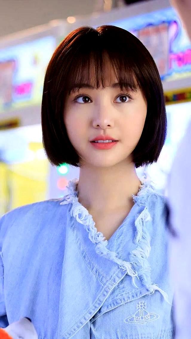 郑爽丸子头出镜,铅笔腿惹人羡慕,网友赞叹不已!